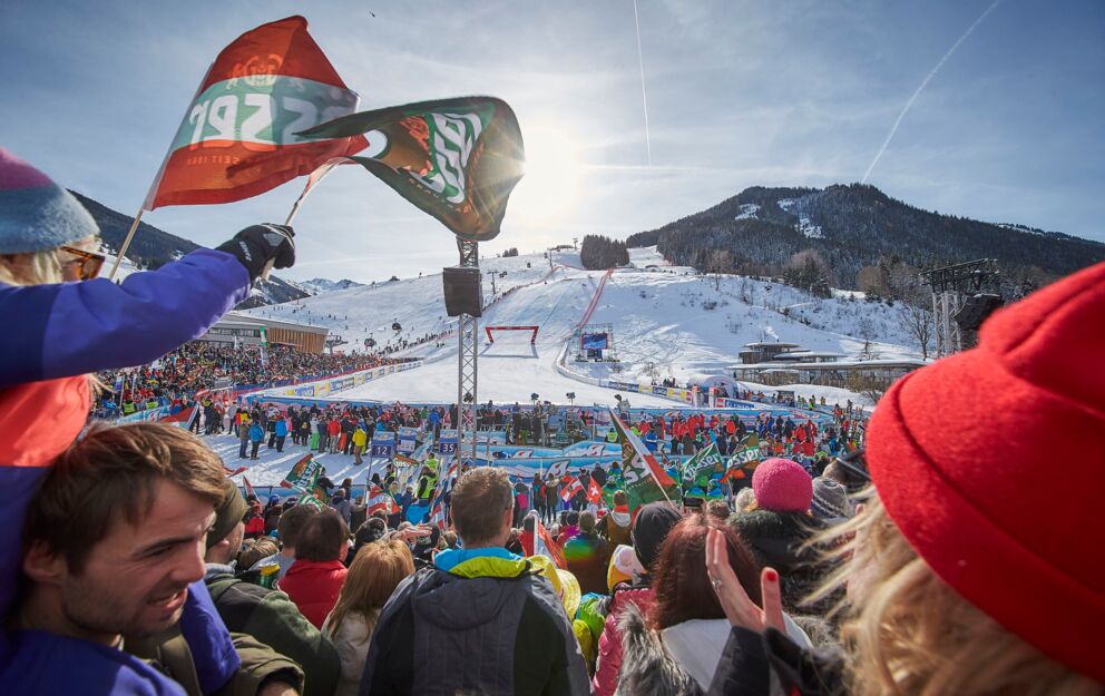 Das Zielareal und Fans bei einem Skirennen