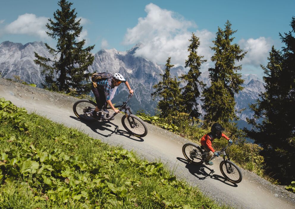 Vater und Sohn auf einem Bike-Trail in den Alpen