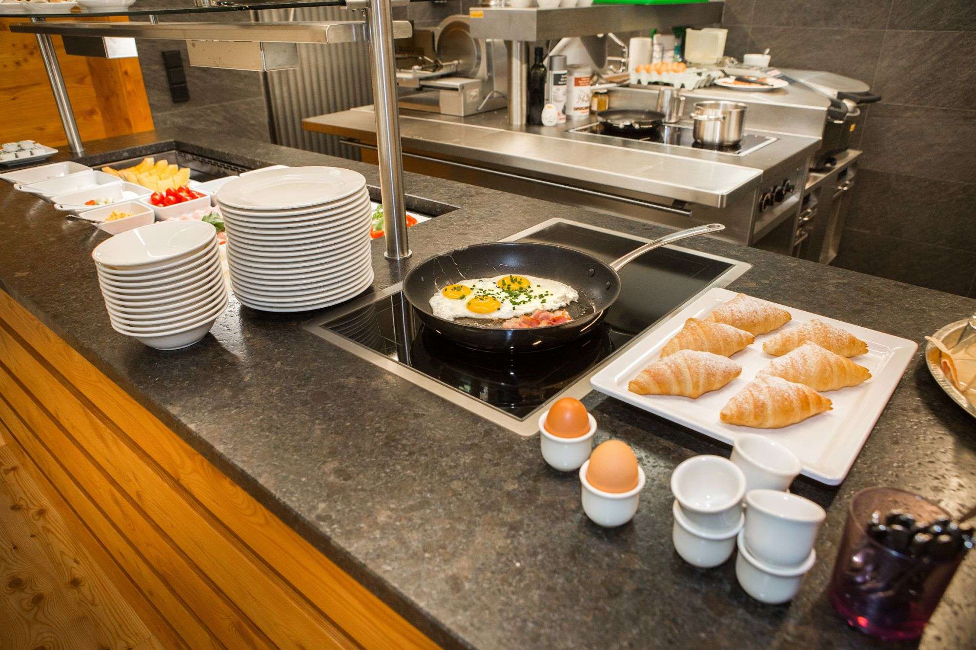 Das Frühstücksbuffet im Hotel Talblick mit frischem Spiegelei und Speck und Brot