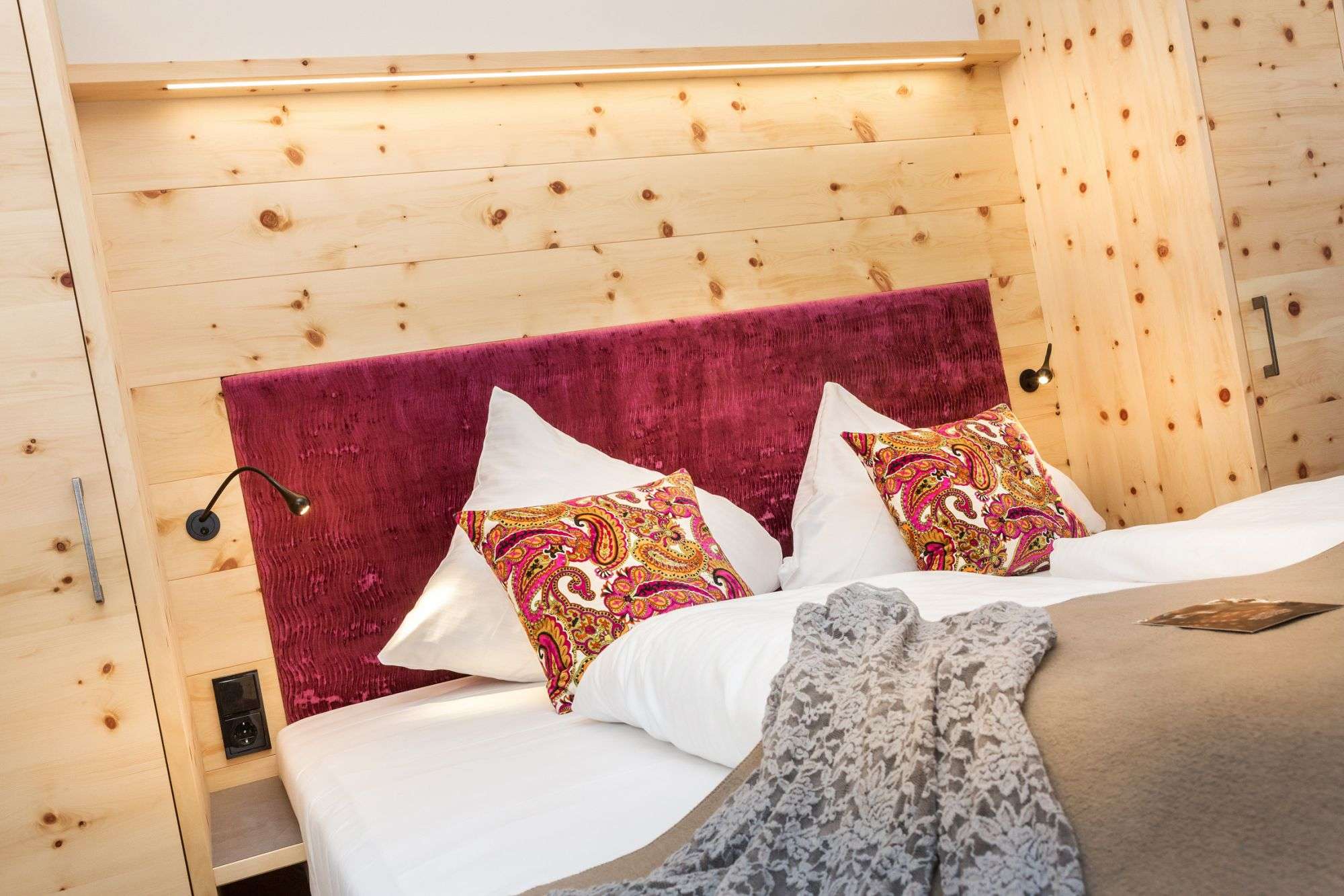 Hotelzimmer mit Doppelbett aus Zirbenholz in Hinterglemm
