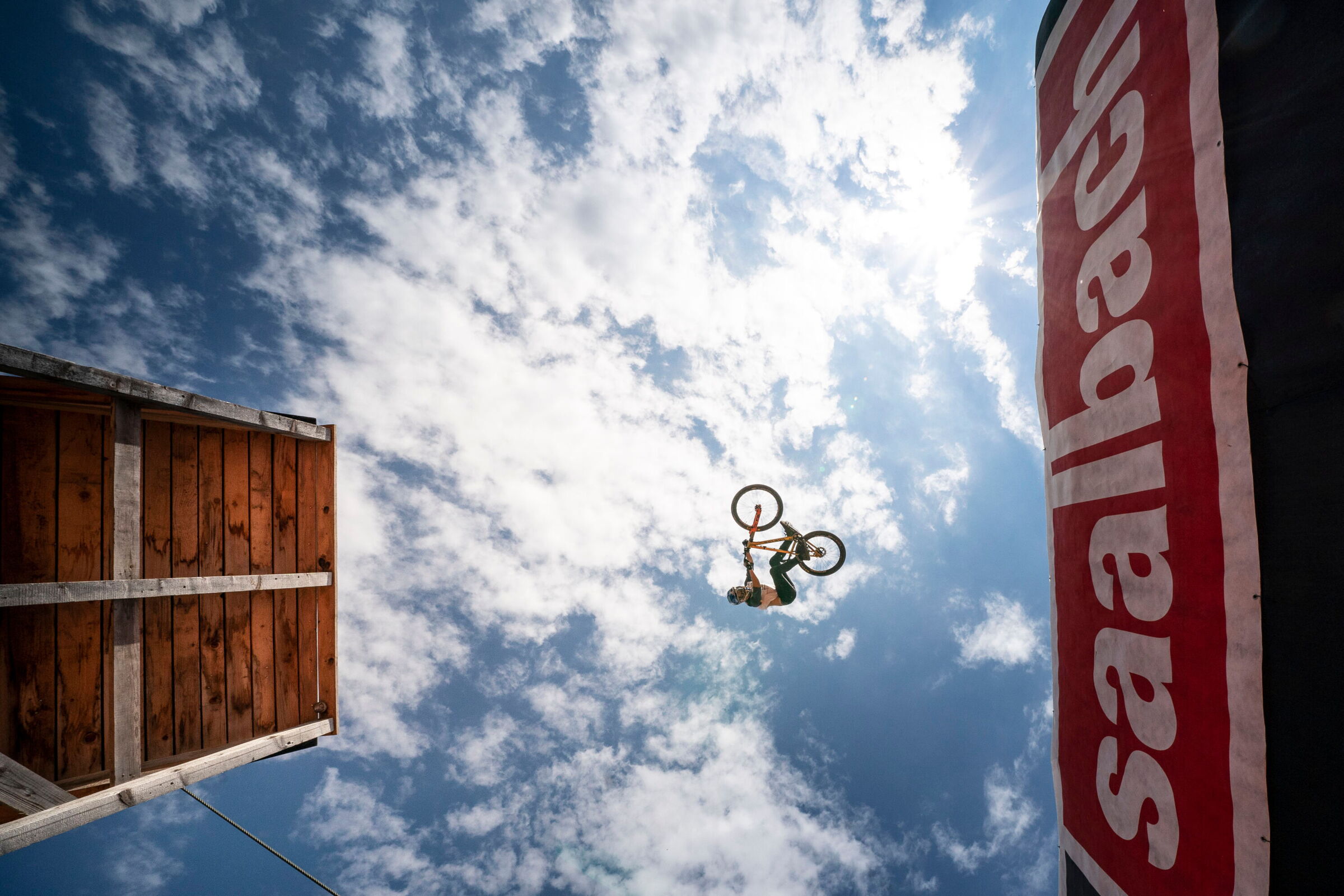 Ein Mountainbiker springt durch die Luft