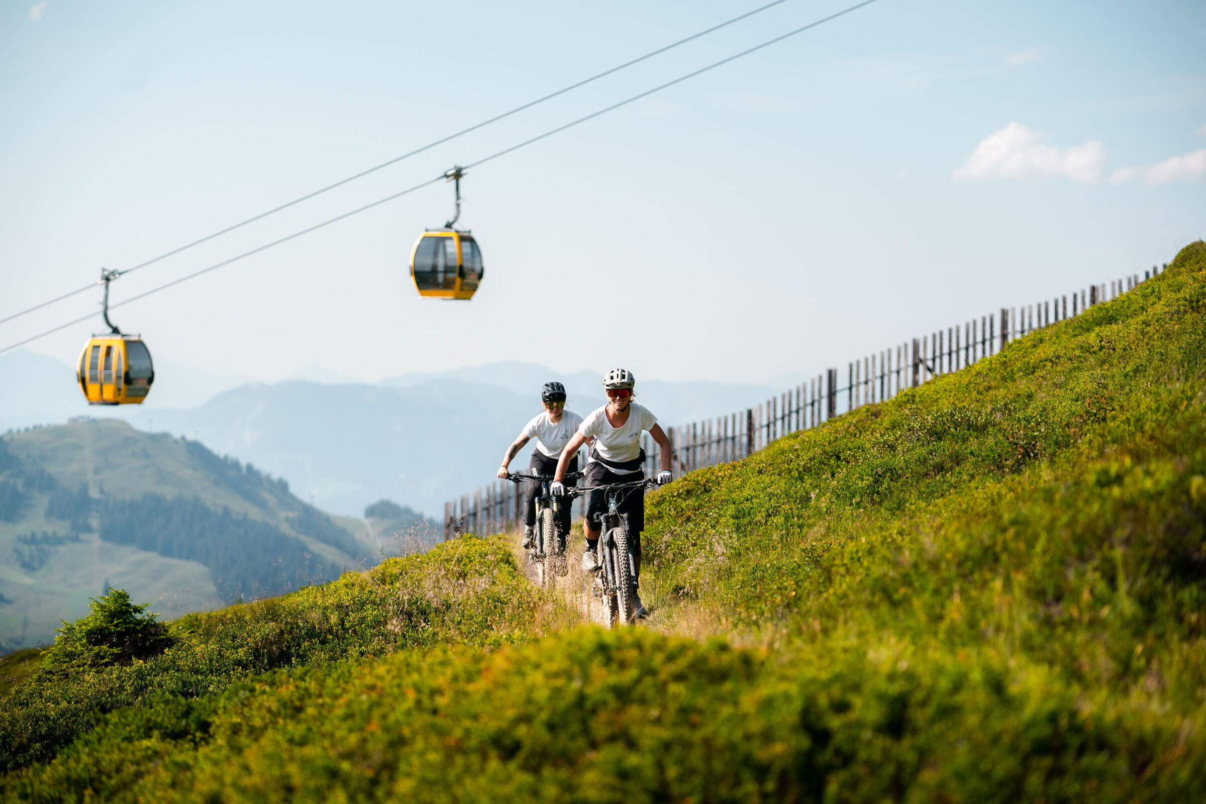 Zwei Fahrradfahrer auf einem Pfad in den Bergen