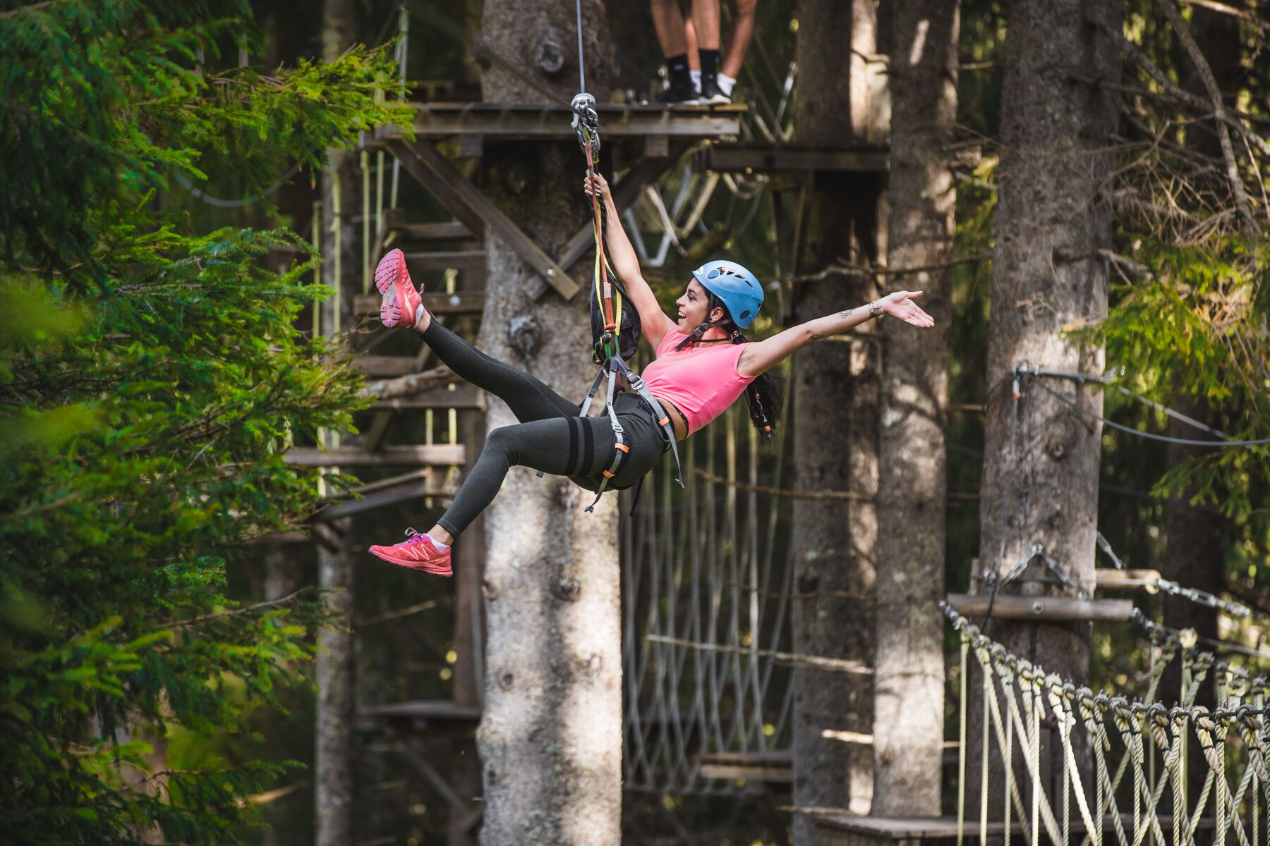 Frau in Kletterausrüstung im Wald