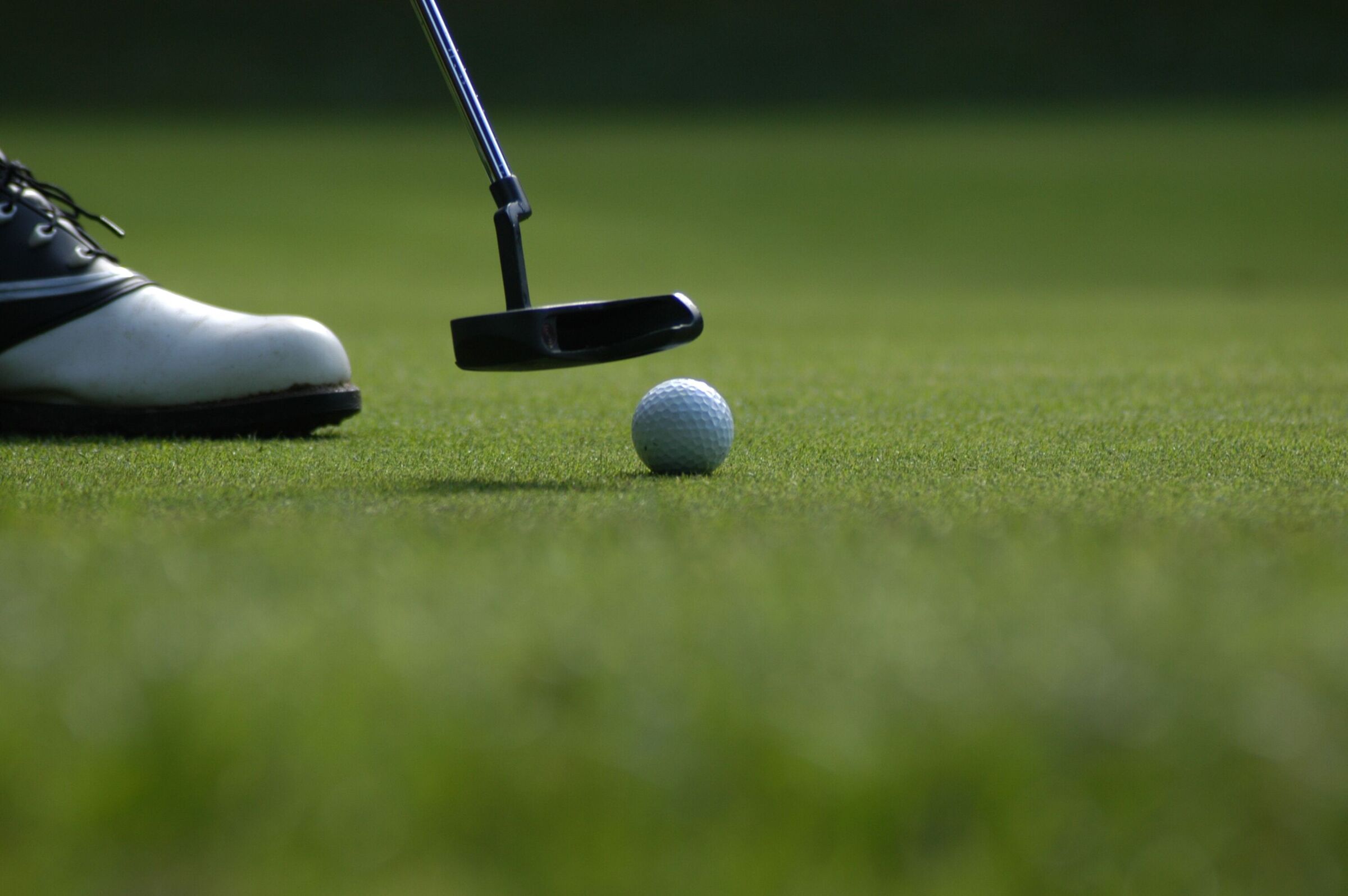 Nahaufnahme von einem Golfball kurz vor dem Abschlag