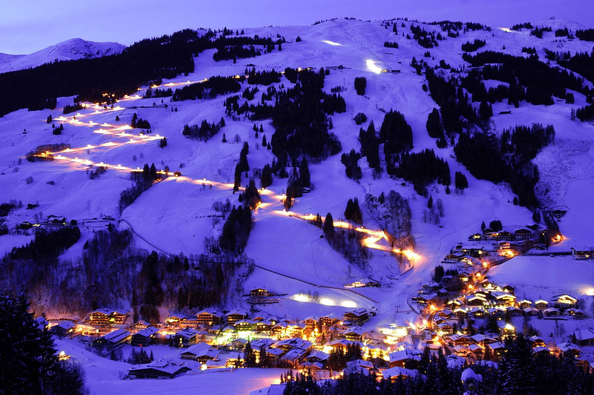 Nachtrodelstrecke in Saalbach Hitnerglemm Nachts