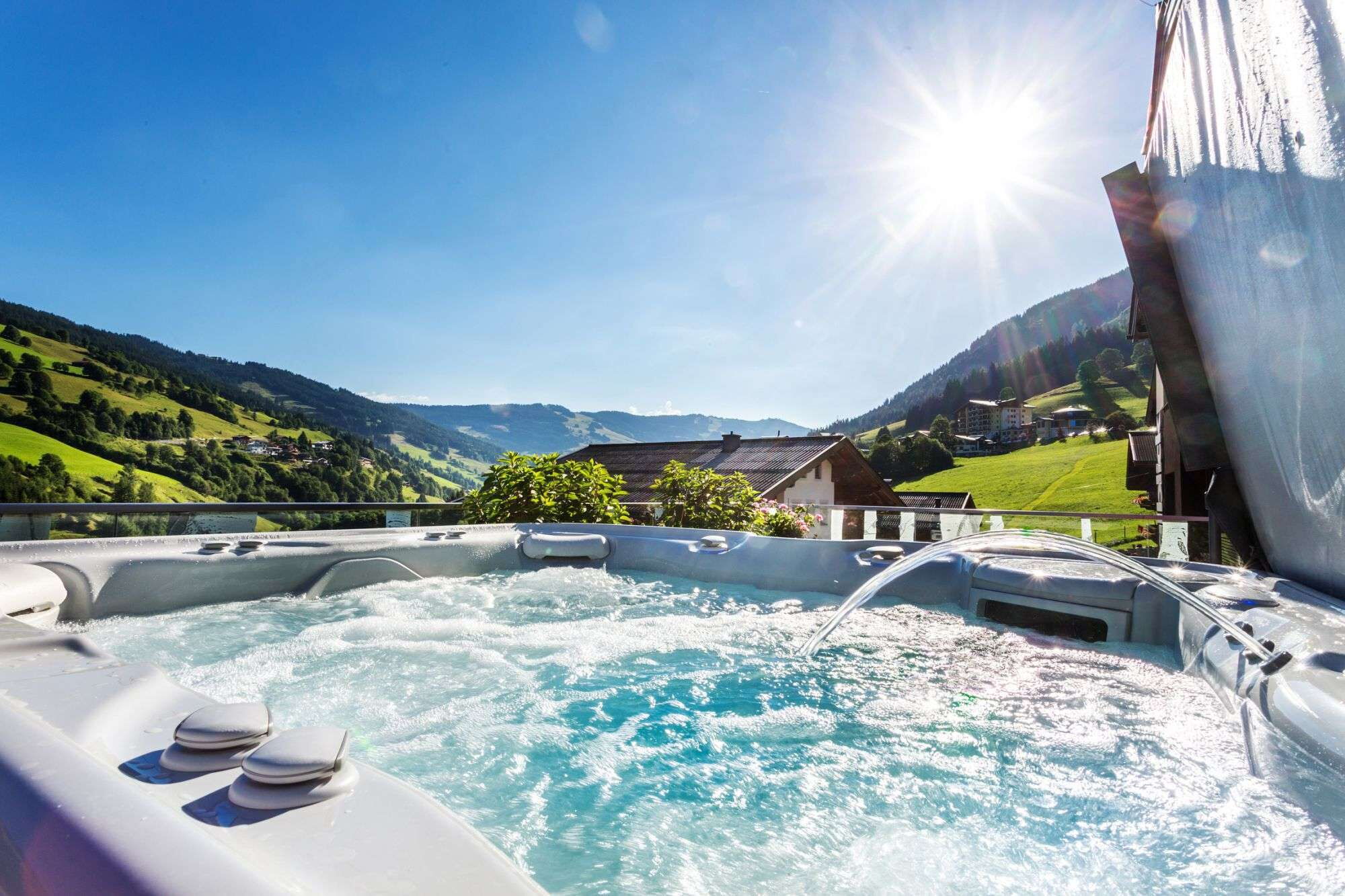 Hotel mit Terrasse mit Aussicht in Saalbach