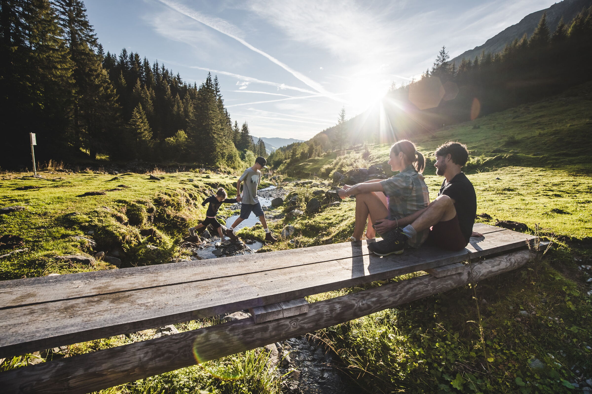 Eine Familie verbringt Zeit in der Natur