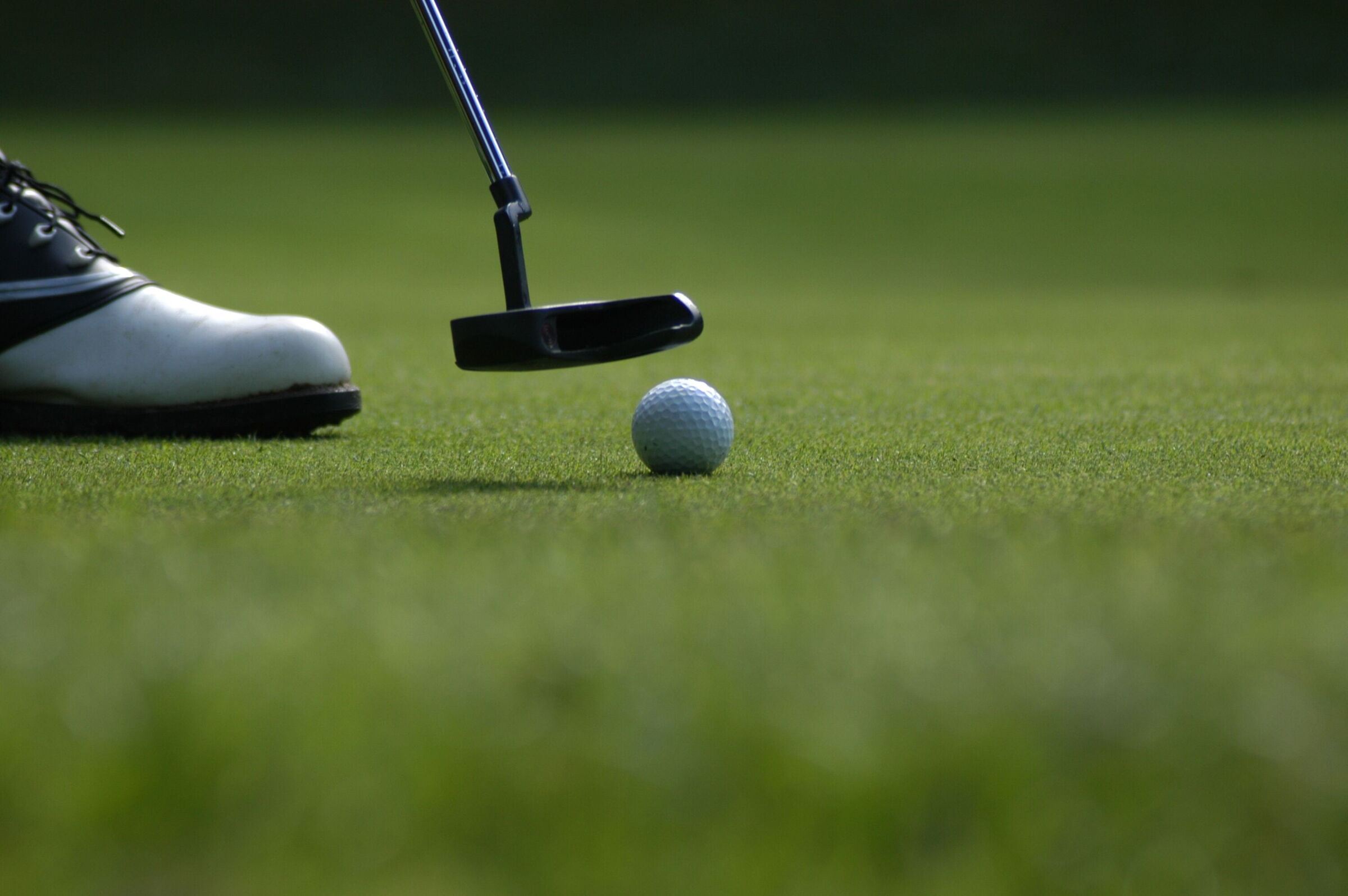 Nahaufnahme von einem Golfball kurz vor dem Abschlag