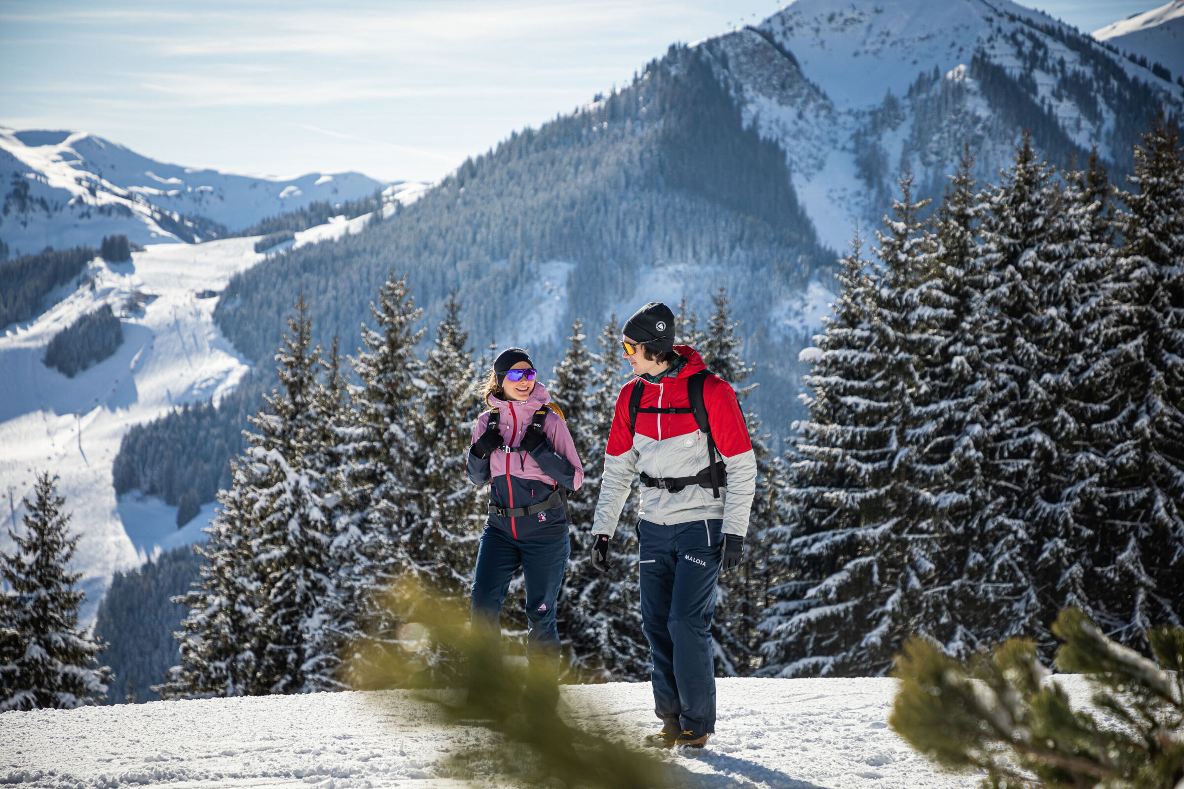 Zwei Menschen beim Wandern im Winter