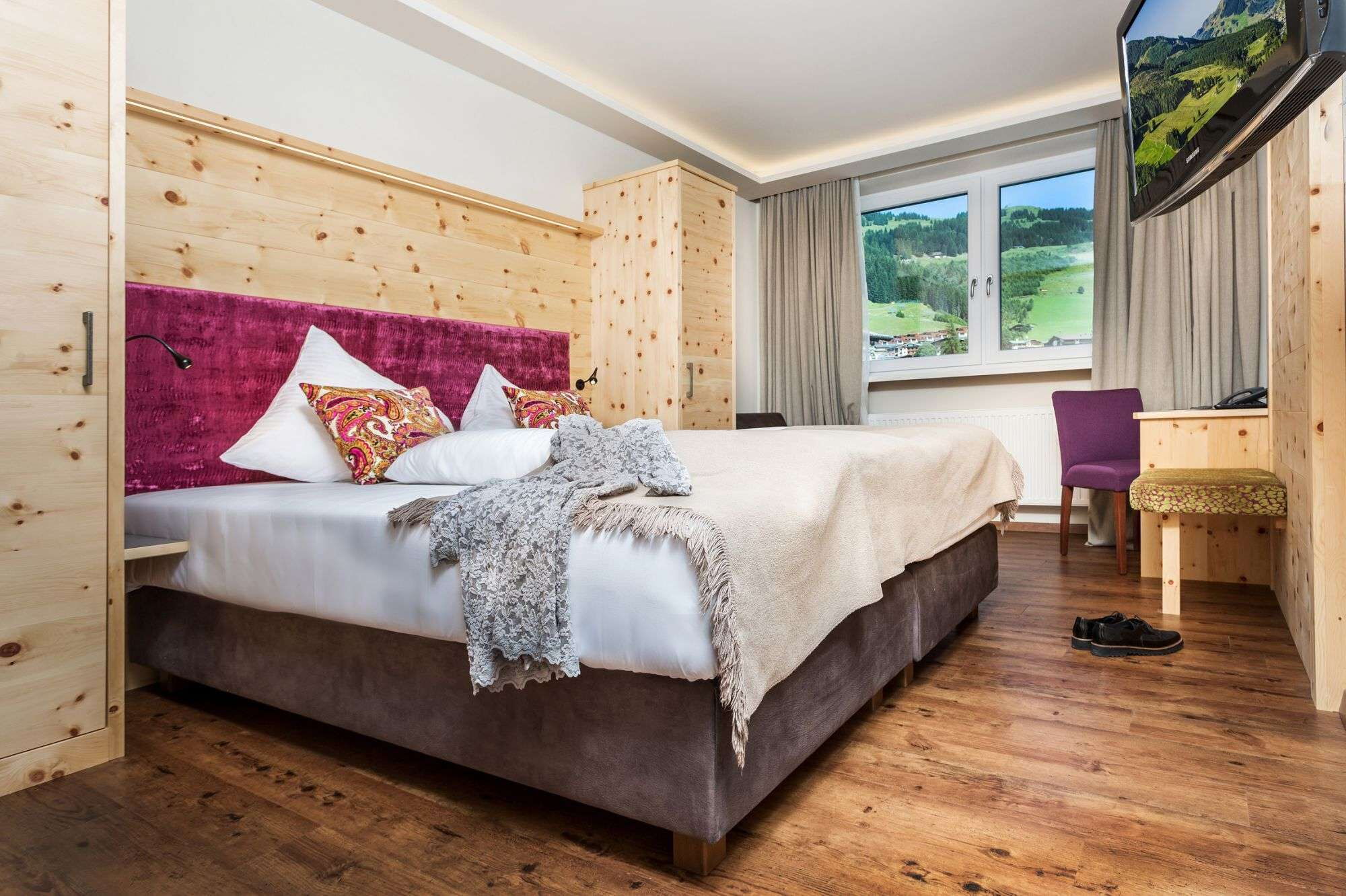 Doppelzimmer mit Blick auf die Berglandschaft Hinterglemm
