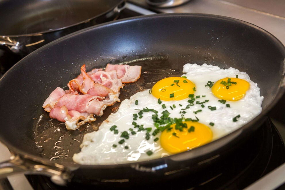 Frisches Spiegelei mit Speck zum Frühstück im Talblick