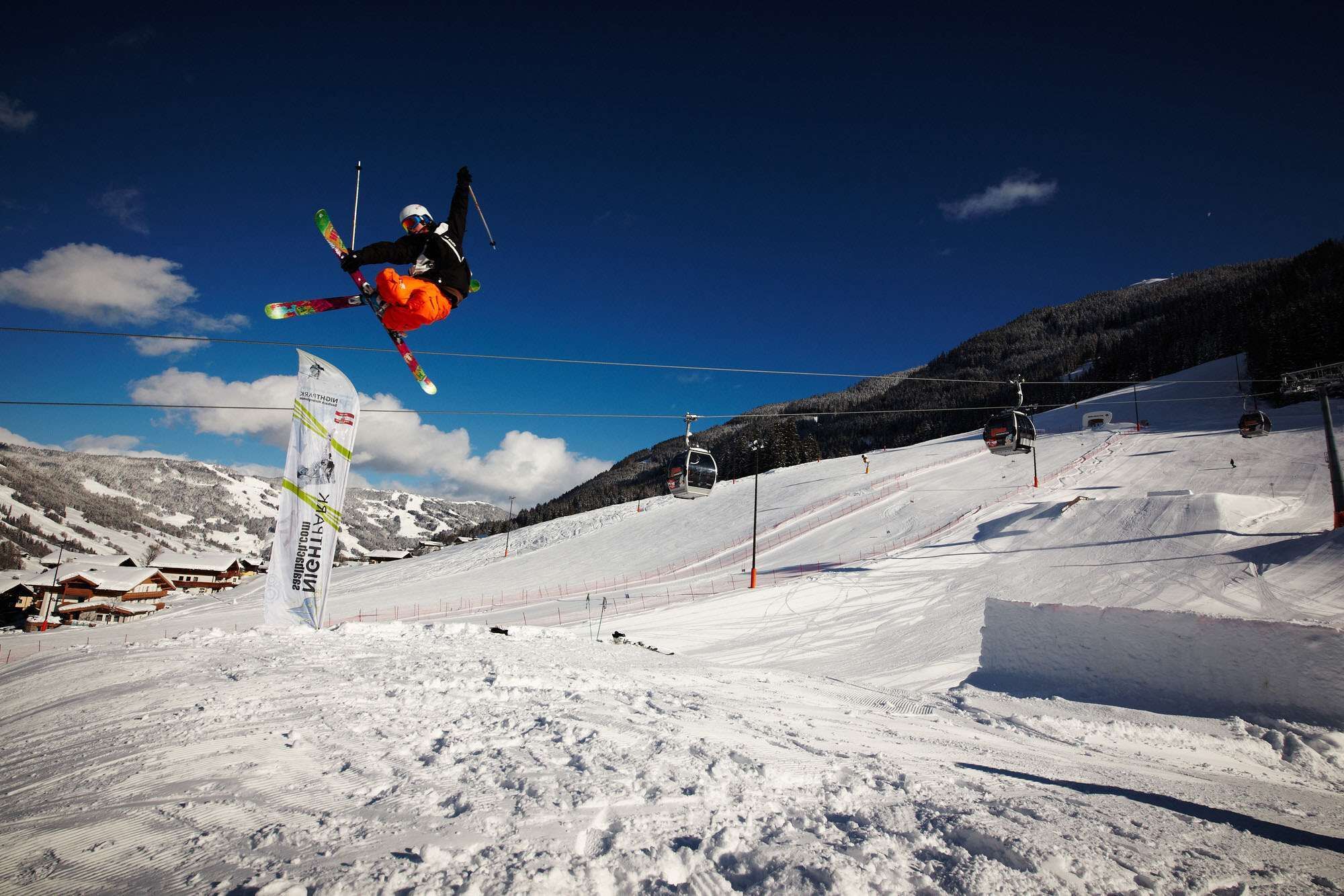 Eine Person macht Tricks im Funpark