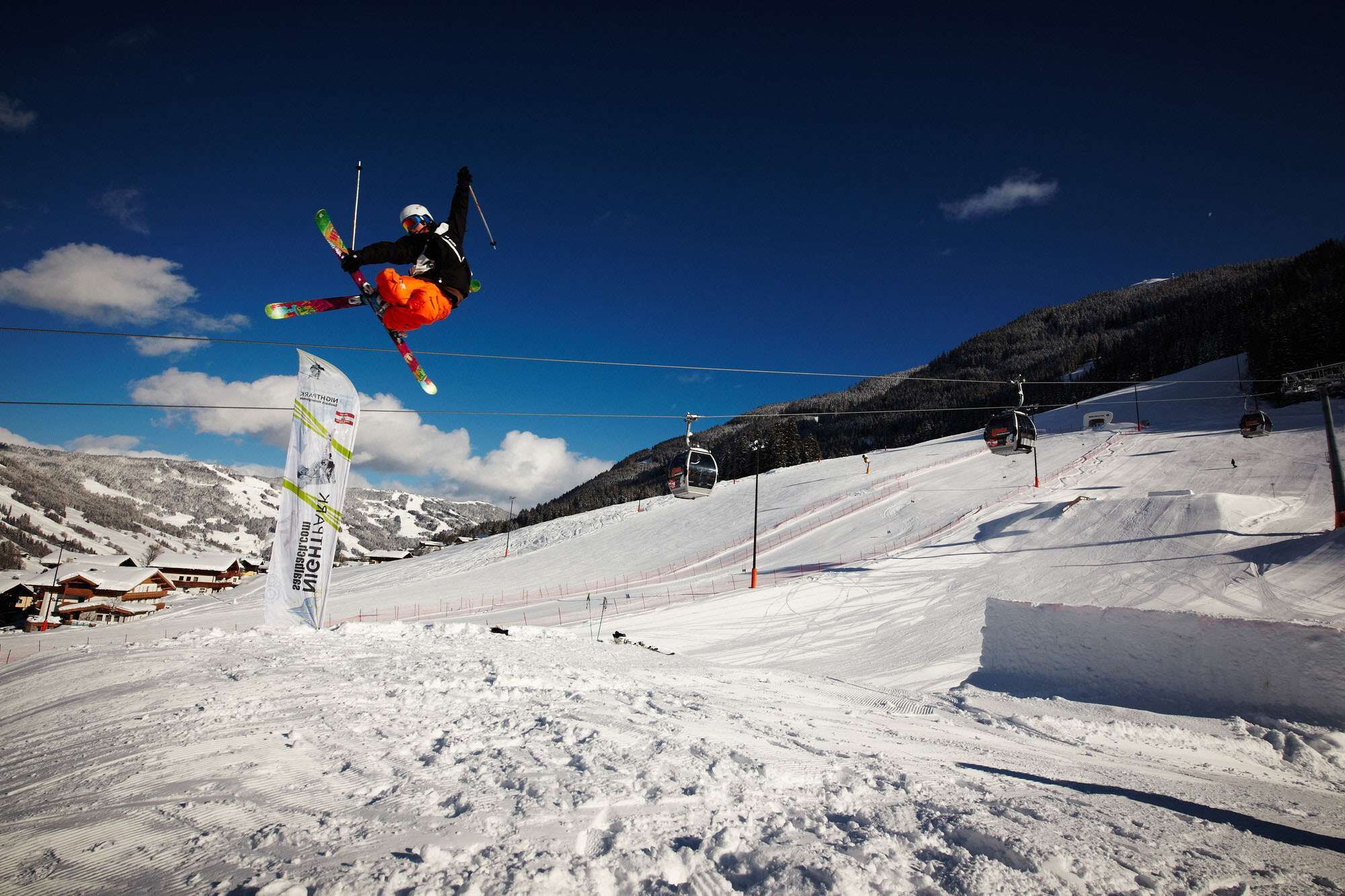 Eine Person macht Tricks im Funpark