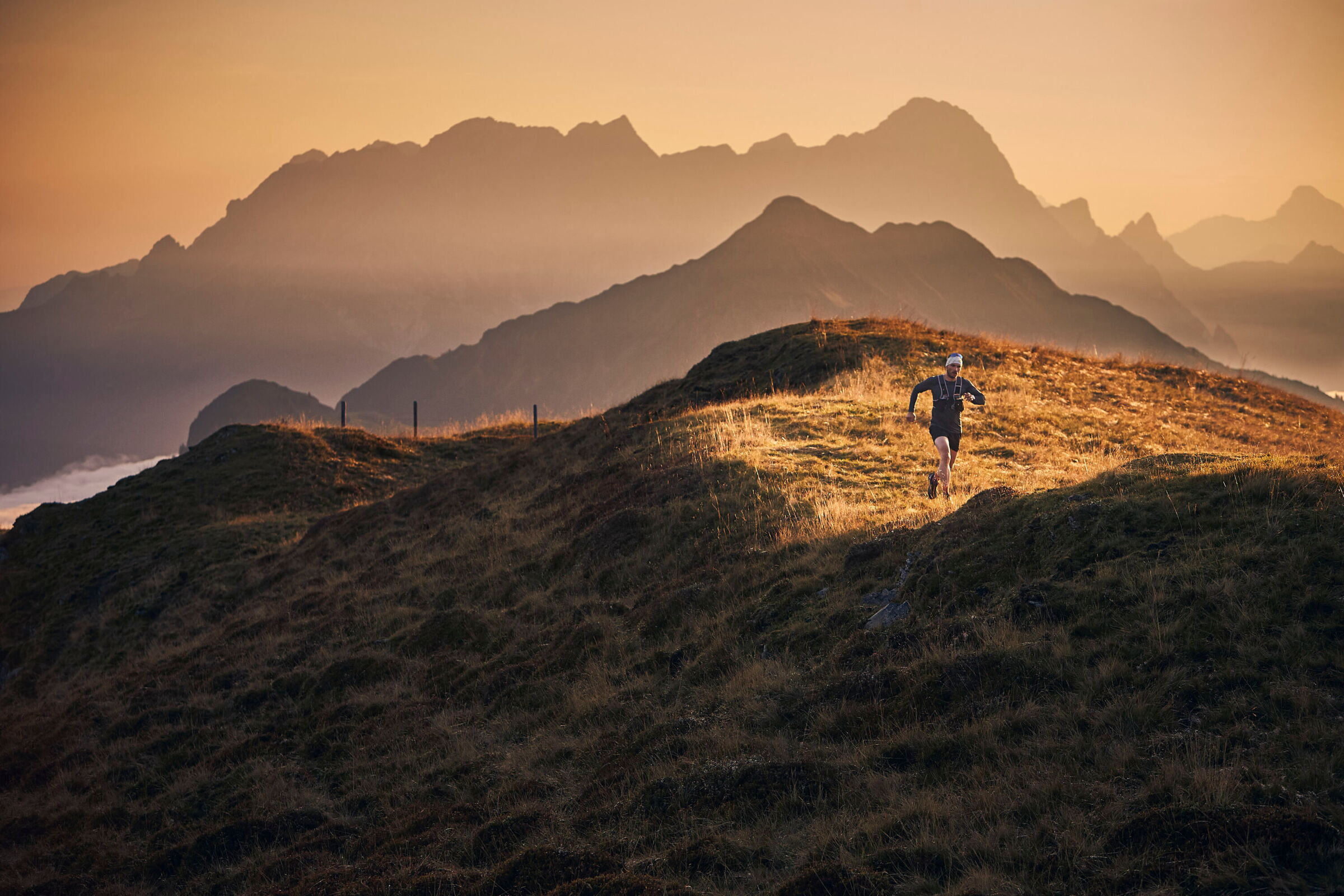 Ein Sportler läuft in einer Umgebung mit beeindruckendem Bergpanorama