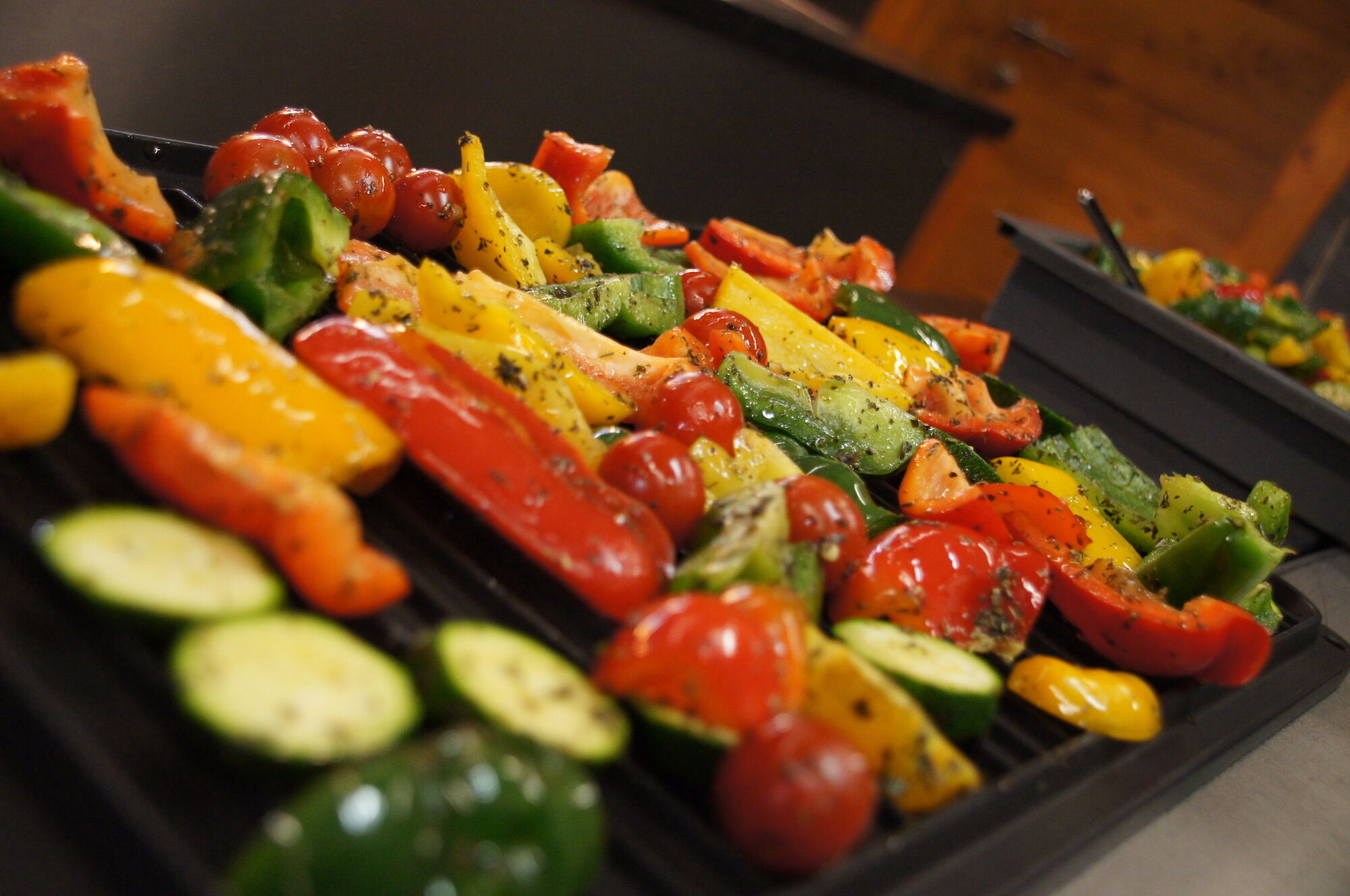 Gerillte Tomaten und Paprika auf dem Grill