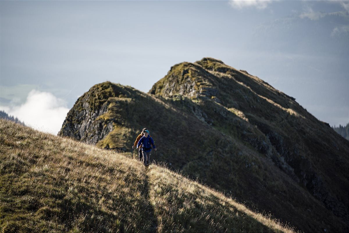 Zwei Personen wandern einen Bergkamm entlang