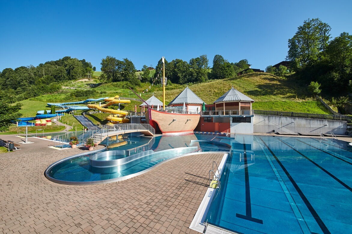 Ein Freibad an einem Sommertag ohne Menschen