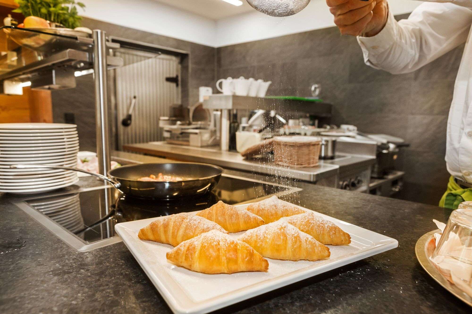 Sechs selbstgemachte Croissant auf einem Teller.