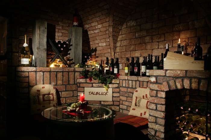 Weinkeller im Pinzgau in Salzburg Weinbar Montevino in Saalbach Hinterglemm