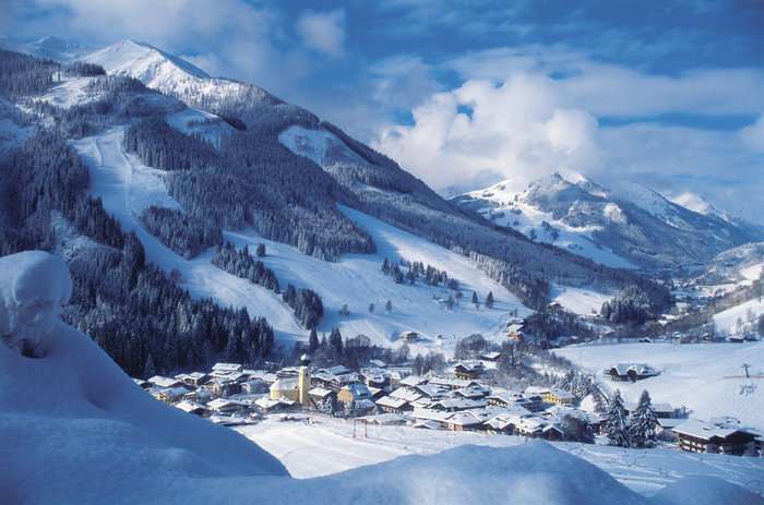 Skifahren im Frühling in Saalbach Skigebiet Saalbach Hinterglemm im Frühling