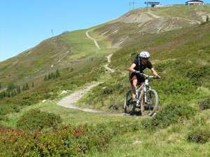 Trailaction im Bikezirkus Saalbach Hinterglemm Soul Trails soweit das Auge reicht. Das ist Biken in Saalbach Hinterglemm. Die Saison ist eröffnet. die Trails sind schneefrei, die Bergbahnen laufen und die Saison kann starten.