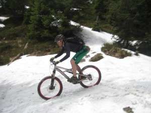 Bikecircus Saalbach Hinterglemm Manche Trails und Strecken sind noch mit Schnee bedeckt, was aber nicht heißt, dass man diese nicht auch ordentlich rocken kann.