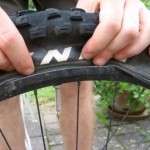 Verwendet beim Wiederaufsetzen des Reifens keine Reifenheber, sonst könnt ihr den Schlauch beschädigen