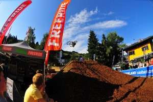 DAKINE Airstrike beim Freeride Festival 2012 im Bikecircus Saalbach Hinterglemm Action, Spass und Biken ende nie - das war das Motto des Freeride Festivals 2012 in Saalbach Hinterglemm