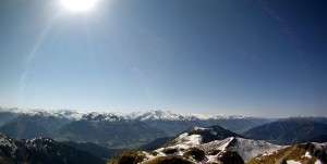 Herbststimmung im Tal, Schnee im Gebirge