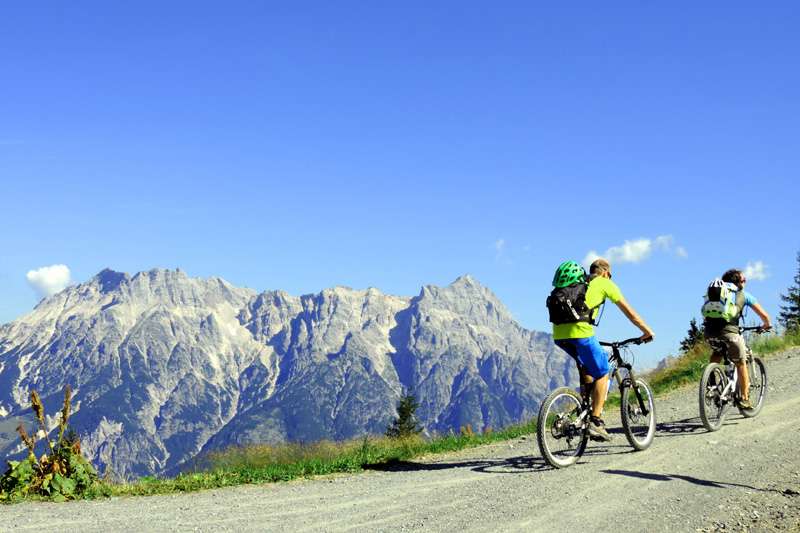 Bike-Gipfelsieg hoch über Saalbach Hinterglemm
