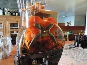 Frischer Orangensaft am Morgen