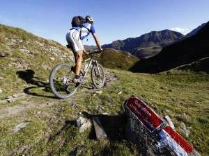 Reini auf einem tollen Single Trail entlang der Tiroler Runde