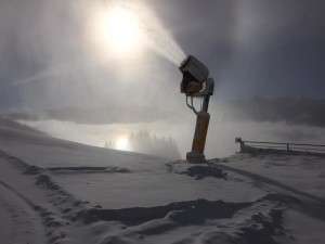 Die Schneekanonen laufen auf Hochtouren
