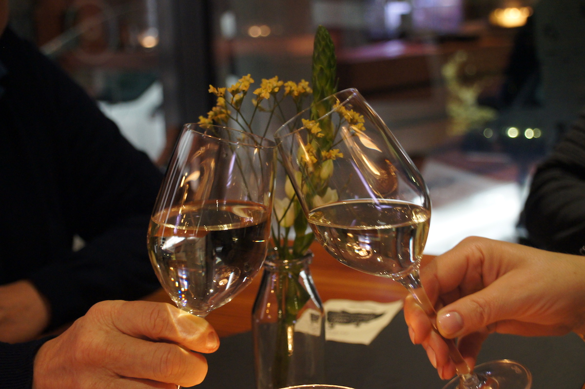 Prost in der Weinbar Montevino